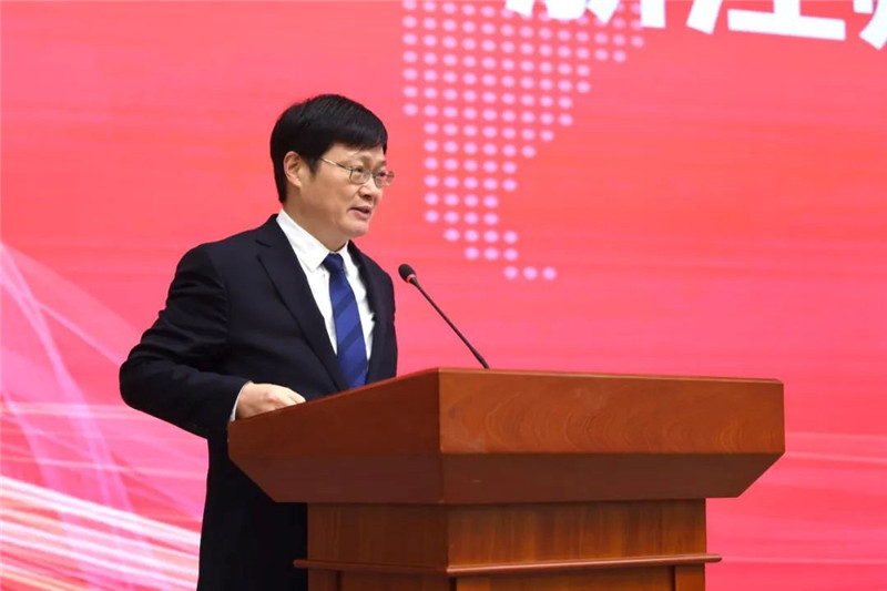 成人导航校长蒋云良主持会议。主办方供图