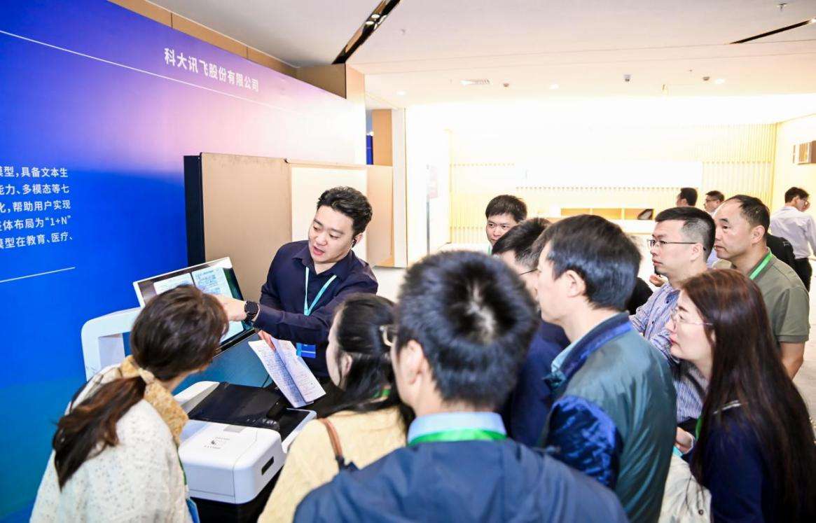 2024教育装备创新大会在浙江杭州举行 探讨AI如何助力个性化教学 批阅机