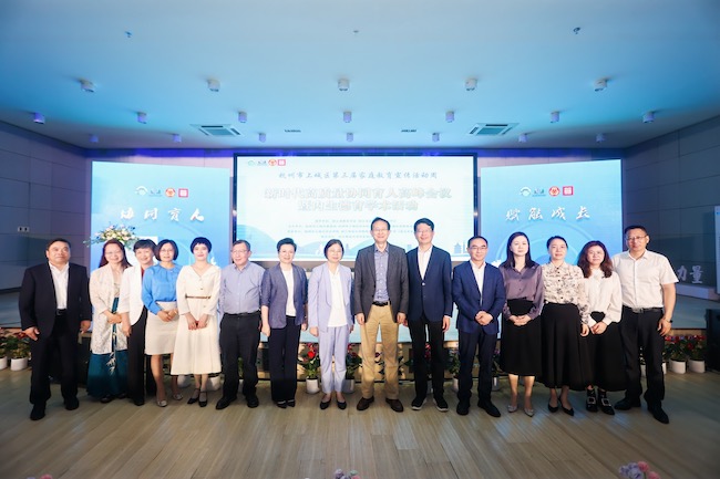 1715778615101804.jpg 图2 领导合影.JPG