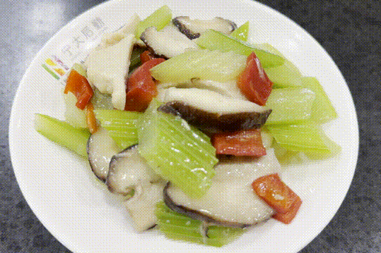 西芹香菇炒鸡肉.gif